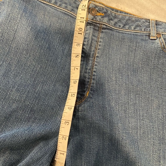 L.L. Bean Size 22W Stretch Cotton Classic Fit Medium Wash Zip Up Denim Jeans - Picture 9 of 12